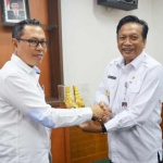 Bupati Sambari memberikan cinderamata kepada Wakil Komite II DPD RI, Ahmad Nawardi.