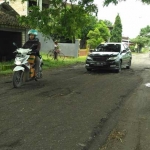 Kondisi jalan Desa Jatisari menuju Desa Medalem di Senori yang rusak akibat proyek Pertamina EP. foto: SUWANDI/ BANGSAONLINE