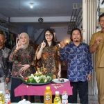  Ketua Tim Penggerak PKK Kabupaten Kediri, Eriani Annisa Hanindhito (tengah) di acara Soft Launching Galeri DIKTA SuaR. (Ist).