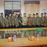 Bupati Sambari dan Sekda Kng. Djoko Sulistio Hadi bersama para pendonor. foto: SYUHUD/ BANGSAONLINE