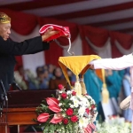 Siswi kelas XI-G SMAN 1 Kauman, Kinastren Puspakirana Widodo, saat upacara HUT ke-80 RI.
