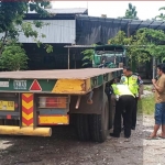 Polisi melakukan pemeriksaan terhadap truk yang melindas korban.