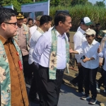 Bupati Kediri Hanindhito Himawan Pramana (kiri) saat menyambut kedatangan Mentan Amran Sulaiman. Foto: Muji Harjita/BANGSAONLINE