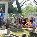 May Day, makam Marsinah diserbu puluhan peziarah dari berbagai daerah. (Soewandito/BANGSAONLINE)