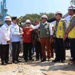 Bupati Pamekasan bersama Kepala Dinas Perindustrian dan Perdagangan (Disperindag) Jawa Timur, Kepala Balai Prasarana Permukiman Wilayah Jawa Timur, Wakil Bupati Pamekasan, Fattah Jasin, Sekretaris Daerah, Masrukin, dan jajaran Forum Koordinasi Pimpinan Daerah (Forkopimda) Kabupaten Pamekasan saat melakukan peleteakan batu pertama di Pasar Kolpajung.