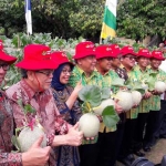 Jajaran komisaris dan Direski PI dan PG, Deputi BPPT dan pejabat Forkopimda saat petik buah melon dal PAE 2017, di Buncob PG. foto: syuhud/BANGSAONLINE