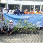 Siswa- siswi SMP Al Muslim Waru, Sidoarjo, saat menanam pohon di TPST Desa Berbek. Foto: Ist