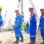 Jargon para pekerja Pertamina EP Cepu yang tengah mengerjakan proyek gas negara di Lapangan J-TB Bojonegoro setelah mengikuti program BPJSTK. foto: EKY NURHADI/ BANGSAONLINE