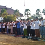 Kegiatan salat minta hujan berlangsung di halaman kantor Bakorwil Madura di Pamekasan.