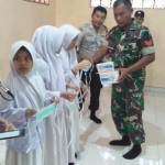 Forkopimka Larangan saat membagikan masker gratis dan sosialisasi pencegahan Virus Corona di Pesantren Al-Abror Blumbungan.