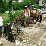 Tidak kunjung diperbaiki, warga Desa Gunung Rancak swadaya perbaiki jalan yang rusak. foto: bahri/ BANGSAONLINE