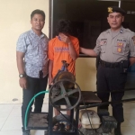 Tersangka saat diamankan di Mapolsek Kras, Kabupaten Kediri.