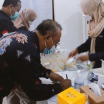 Salah satu Pegawai Kantor Imigrasi Malang saat menyerahkan sampel urine untuk dites narkotika.