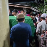 Prosesi pemakaman Misto, Warga Desa Jorongan, Leces, yang diduga menjadi korban pembunuhan oleh Kelompok Kriminal Bersenjata (KKB) di Kampung Wundu, Distrik Dokome, Puncak Jaya, tiba di rumah duka di Probolinggo, Kamis (18/9/2025) malam. Foto: Kompas.com