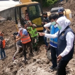 Gubernur Jatim Khofifah Indah Parawansa bersama GM Representative Office 3 Jasamarga Transjawa Tollroad Regional Division Hendri Taufik saat meninjau lokasi longsor. (foto: DEVI FITRI AFRIYANTI/ BANGSAONLINE)