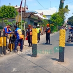 Pembongkaran palang pintu perlintasan kereta api di Jalan Nias Kota Blitar oleh petugas PT KAI. Nanatinya beton penghalang akses mobil juga akan dicopot, apabila Dishub sudah menyiapkan alat pengaman pengganti.