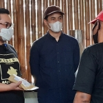 Calon Bupati Kediri, Hanindhito Himawan Pramana (kiri) saat mengecek ruang produksi kopi Laharpang dan berdialog dengan petani kopi Laharpang. (foto: MUJI HARJITA/ BANGSAONLINE)