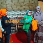 Anggota DPRD Jatim Dapil Surabaya, Lilik Hendarwati, saat memberi bantuan kepada komunitas ojol. Foto: M. DIDI ROSADI/BANGSAONLINE