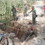 Dansatgas TMMD Kodim 0806/Trenggalek Letkol Inf Dodik saat meninjau pengerjaan gorong-gorong.