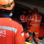 Para personel dari Tim BTB Jatim saat melakukan pertolongan di lokasi kejadian. Foto: Humas Baznas Jatim
