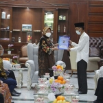 Pemberian IMB gratis kepada seluruh rumah ibadah dan fasilitas pendidikan yang bersifat sosial yang dilakukan secara simbolis di Rumah Dinas Wali Kota Surabaya, Jalan Sedap Malam Surabaya, Kamis (8/10/2020). (foto: ist)