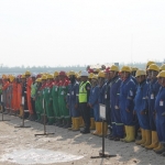 Ratusan pekerja sedang baris saat mengikuti apel di lokasi proyek yang dikelola PEPC.