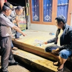 Polisi sedang melakukan olah TKP di lokasi meledak petasan yang sedang do rakit oleh seorang bocah asal Kejayan,