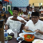 Gus Ipul (tengah) menunujukkan ikan masakan bandeng Pak Elan khas Gresik. foto: SYUHUD/ BANGSAONLINE