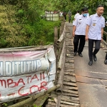 Wakil Bupati Blitar, Rahmat Santoso, saat meninjau jembatan yang putus di Desa Dawuhan.