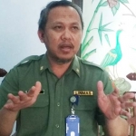 Direktur RSUD Trenggalek Saeroni saat di ruang kerjanya. Foto: HERMAN S/BANGSAONLINE