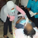 Korban Santoso sedang diperiksa tim medis.