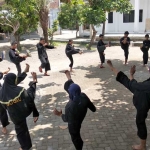 Para atlet pencak silat saat menjalani latihan.