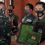 Danrem 082/CPYJ Mojokerto, Kolonel Inf. M. Dariyanto saat menyerahkan piagam dan hadiah lomba video kreatif imbauan Covid-19 yang diikuti oleh 6 Penerangan Kodim jajaran Korem 082/CPYJ. (foto: MUJI HARJITA/ BANGSAONLINE)