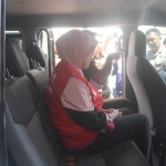 Terdangka Rosidah saat dimasukkan ke mobil tahanan Kejari Sidoarjo. foto: NANANG I/ BANGSAONLINE