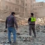 Para pekerja memeriksa lokasi serangan Israel di kota Tyre, Lebanon selatan, pada hari Minggu (31/5/2026) kemarin. Foto: Kawant Haju / AFP via Getty Images