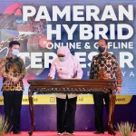 Gubernur Jatim, Khofifah Indar Parawansa saat membuka pameran INAPRO 2020 di Grand City Surabaya, Kamis (19/11/2020).