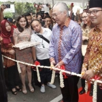 Menteri Perdagangan RI Enggartiasto Lukita didamping Gubernur Jabar Ridwan Kamil saat membuka pameran.