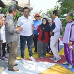 Bupati Sambari dan Wabup Qosim saat meninjau IPAL Komunal di Desa Randuagung. foto: SYUHUD/ BANGSAONLINE