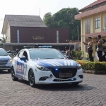 Kapolres Pasuruan, AKBP Teddy Candra, saat melepas keberangkatan personel yang terjun dalam patroli skala besar.