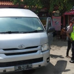 Petugas mengamankan sebuah mobil pribadi dengan nopol DK 7412 FC yang dikemudikan Ixbal Fladirico (23) untuk mengangkut pemudik dan mencoba menerobos pos perbatasan Jatim-Jateng turut Desa Sukolilo, Kecamatan Bancar, Kabupaten Tuban, Kamis (6/5/2021). (foto: ist)