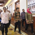 Gubernur Khofifah, Wagub Emil, Sekdaprov Jatim, bersama Para Dirjen dari kementerian dalam negeri menghadiri acara asistensi dan pembinaan pengelolaan Penyelenggaraan otonomi daerah di pemprov Jatim di Gedung Grahadi. foto: ist