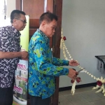 Staf Ahli Bupati Tuban, Paraith saat menggunting pita bunga didampingi Kepala Dinas Perpustakaan dan Kearsipan Tuban.