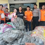 Barang bukti belasan balon udara liar siap terbang yang disita Polsek Bandung Tulungagung