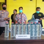 Polisi menujukkan arak yang menyebabkan kematian 4 korban.