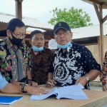 Anggota dewan saat sidak pembangunan lapak Pasar Perak Jombang. (foto: AAN AMRULLOH/ BANGSAONLINE)