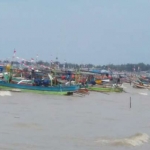 Nelayan terpaksa menambatkan perahunya akibat cuaca buruk. foto: GUNAWAN/ BANGSAONLINE