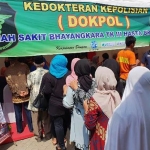 Stan Dokpol RS Hasta Brata milik Polri diserbu warga yang hendak memeriksakan kesehatannya.