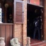 TAK SESUAI HARAPAN: Sebuah rumah khas Majapahit di Desa Bejijong yang sudah jadi toko. foto: detik
