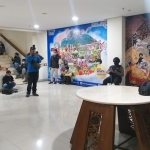 Awak media menunggu di lantai 1 Balai Kota Batu. Sedangkan penggeledahan berlangsung di lantai 2.