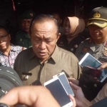 Suyitno memberikan keterangan usai sidak di Pasar Tanjung. foto: SOFFAN/ BANGSAONLINE